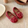 Sapatos Pequenos de Couro Estilo Francês 2026 Primavera/Outono Nova Versão Coreana Sapatos de Princesa com Laço para Meninas Bebê Antiderrapantes Moda Sapatos Individuais