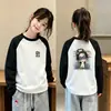 Capa interior de forro polar para niñas para otoño e invierno, camiseta de manga larga con bloques de color y cuello redondo, cálida y elegante para usar en capas