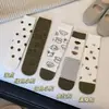Série de ilustrações preguiçosas de outono e inverno estilo designer meias fofas de coelho de desenho animado japonês com uma vibe jovem
