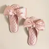 Zapatillas de boda para niña con lazo dulce Sandalias festivas de boda para hombres y mujeres Parejas Sandalias directo de fábrica una generación de pelo