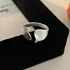 Anillo de Flor Negra de Nicho de Plata de Ley S925 para Mujer Viento Frío Mate Irregular Exquisito Versátil Simple Anillo para Dedo