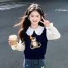 Ropa de Primavera/Otoño para Niñas 2026 Nuevo Estilo Coreano Estilo Académico Suéter de Dibujos Animados Parche de Corazón Pantalones de Mezclilla Conjunto Suelto de Tres Piezas