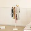 Cabide de chão para quarto, simples e economiza espaço, adequado para uso doméstico em ambientes internos, pequeno cabide de roupas e chapéus