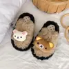 Pantuflas de algodón lindas de dibujos animados para niños, nuevo estilo otoño/invierno 2026, pantuflas dulces y peludas de punta cerrada para niñas, cálidas y forradas de felpa, antideslizantes