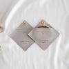 Ventas Directas de Fábrica Bolsa de Joyería de Microfibra Bolsa de Joyería Cuadrada con Broche Bolsa de Terciopelo para Almacenamiento de Collares y Anillos Se Puede Imprimir con Logotipo