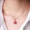 Pingente de flor de cinco pétalas de zircônia vermelha estilo coreano banhado a ouro rosa 18k Pingente de cristal de luxo com diamante e rubi rosa