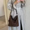 Bolso de cubo de terciopelo plisado de alta gama para mujer, nueva colección otoño/invierno 2026, moderno y versátil, adecuado para el uso diario y para ir al trabajo, se puede llevar como bolso de hombro o bolso cruzado