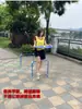 Los accesorios del juego incluyen una tabla de equilibrio para conducir la pelota, una carrera de relevos con obstáculos, actividades de team building y competiciones deportivas al aire libre.