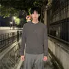 Camiseta de Manga Larga con Rayas Verticales Texturizadas y Cuello Henley Estilo Old Money para Hombres y Mujeres, Otoño Ligera Madura Corte Holgado Camiseta Base de Alta Gama Moderna