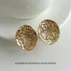 Pendientes irregulares ovalados dorados brillantes de estilo europeo y americano vintage de alta resistencia, lujo ligero con un toque de alta gama, pendientes únicos y personalizados para mujer