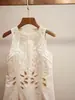 Colección de verano de alta gama para mujer de Shenzhen Nanyou: nuevo vestido chaleco sin mangas de estilo francés, chic, entallado a la cintura, calado, bordado para mujer