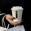 Copo de Papel Espuma Texturizado Côncavo e Convexo Paper Butler Copo de Café Personalizado Copo para Bebida Quente Descartável Camada Dupla Luva de Forno com Logo Impresso