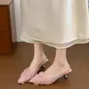 Primer Encuentro Estilo Hada Mules de Malla Floral con Punta Aguda para Mujer Modelo Nuevo 2026 Mules Elegantes con Tacón de Gato para Uso en Exteriores