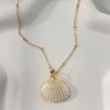 Collar con colgante de almeja natural con borde de nicho simple, de venta caliente transfronteriza, adecuado para el uso diario de las mujeres, venta directa de fábrica