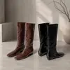 Botas de montaria de couro de flor integral de alta qualidade com bico quadrado, botas pretas versáteis de cano alto para o dia a dia, botas longas de salto baixo para mulheres que valorizam o formato da perna