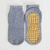 Parque infantil calcetines antideslizantes de color sólido para dispensar calcetines cortos para trampolín calcetines para el suelo del parque infantil para niños logo del fabricante producción