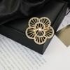 Broche Flor Retrô Moda Pérola Diamante Cor Natural Liga Coroa Joker Alfinete de Roupa