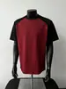 Marca Americana de Moda de Rua T-shirt Color Block Preto e Vermelho de Manga Curta, Design Casual Unissex com Ombros Acolchoados, Top Tendência