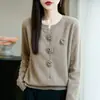 Cárdigan de punto estilo 010 con cuello redondo de ganchillo y cuatro flores de rosa hechas a mano, suéter de lana pura, prenda exterior de punto de manga larga para mujer