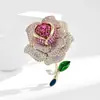 Broche Rosa de Luxo Leve e de Alta Qualidade Totalmente Cravejado para Mulheres, Design Elegante de Corsage Elegante, Acessórios de Pino de Nicho para Terno