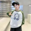 Sudadera de manga larga moderna y genial para niños 2026 con diseño de bloques de color, cuello redondo, estampado de auriculares, moda casual elegante de otoño