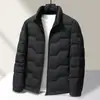 Chaqueta de plumón para hombre 2026 Otoño/Invierno Tejida Cuello alto Cremallera Versión Estándar Nacional 90% plumón Juvenil Negocios Cálido Abrigo Corto