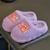 Nueva colección de invierno de pantuflas de algodón para niños, con adorables diseños de ositos de dibujos animados para niñas, con forro grueso y afelpado para abrigar y brindar comodidad, perfectas para usar en casa.. Disponible para envío directo