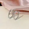 Brincos de Coração Vazado Estilo Europeu e Americano de Luxo Leve para Mulheres, Brincos de Moda Versáteis com Personalidade, Acessórios de Orelha Banhados a Ouro Cobre com um Toque de Luxo