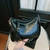 La popular bolsa nueva de verano para mujer de este año es un bolso tipo cubo de axila de nicho, versátil como bolso de hombro o bolso cruzado.