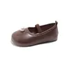 Sapatos de Princesa para Meninas Pequenas 2026 Nova Coleção Primavera e Outono Sapatos Individuais para Meninas Pequenas Solado Macio Sapatos de Couro Sapatos Rasos para Crianças Mary Janes com Pérolas Sapatos Infantis