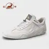 Sapatos brancos de couro genuíno da marca Ram para homens, tênis casuais esportivos de couro genuíno para outono e inverno, com sola macia para homens
