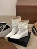 Botas de cano médio com salto inclinado, bico fino, camurça plissada, botas femininas elegantes, novo estilo emagrecedor para 2026, botas francesas de outono e inverno