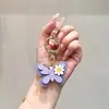Llavero de Mariposa de Cuero de Color Fresco Contrastante Colgante de Flor de Margarita Pequeña de Cuero PU Encanto para Bolso de Niña Fuente de Regalo