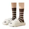 Meias de Melaleuca Femininas Meias de Cano Médio Listradas Cor Café Meias Largas Meias Longas Estilo Outono e Inverno Meias Longas Quentes de Outono e Inverno Atacado