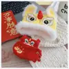 Ropa para Muñeca Labubu de Primera, Segunda y Tercera Generación 17cm Atuendo de Fiesta Sentado Labubu Sombrero de Año Nuevo Peto Disfraz de Danza del León