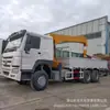 Caminhão guindaste plataforma HOWO 6*4 de oito rodas traseiras usado em estoque para elevação e transporte de engenharia, disponível para exportação