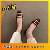 Novedad 2025 Zapatos Planos de Tacón Grueso Cuadrados de Punta Cuadrada Color Gris Elefante para Mujer con Hebilla Cuadrada Metálica y Diseño de Tacón Bajo de Charol