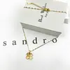 Colar de Trevo de Quatro Folhas de Madrepérola de Luxo Leve para Mulheres, Corrente de Clavícula com Toque de Alto Padrão, Pingente de Design Exclusivo, Acessório de Flor da Sorte