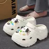 Zapatos Croc DIY para Mujer 2025 Nuevo Verano Interior Hogar Antideslizante Moda Más Fácil de Combinar Sandalias y Pantuflas de Suela Gruesa Ropa Exterior para Mujer