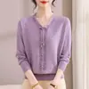Ropa de moda y elegante para primavera y otoño para madres, camiseta con cuello en V y decoración tridimensional, suéter para mujeres de mediana edad, nuevo tejido de punto de otoño