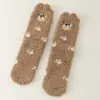 Calcetines de felpa 3D para mujer, no sueltan pelusa, de longitud media hasta la pantorrilla, dulce forro polar de coral con bordado, engrosados y forrados de felpa, adecuados para usar en interiores en otoño e invierno.