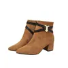 Botas curtas femininas versáteis estilo europeu e americano com fivela de metal, botas marrons resistentes ao desgaste para o verão que aumentam a altura, botas de moda com zíper para o dia a dia