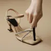 Sandálias de Salto Alto Finas com Tiras de Strass 2024 Novo Estilo Afinando Salto Taça de Vinho Salto Alto 6cm Confortáveis Sandálias de Uma Tira para Mulheres