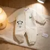 Outono Novo Macacão de Bebê 120g Tecido de Algodão Acolchoado Sem Costura Bordado de Desenho Animado Camada Base Roupa de Rastejar Infantil
