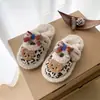 Novas Pantufas de Algodão Fofas de Desenho Animado de Urso para Mulheres, Solado Grosso, para Exterior, Bico Fechado, Pantufas de Algodão Quentes para Mulheres