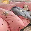 Conjunto de cama de quatro peças genuíno, espesso e confortável para o inverno, apresentando um esquema de cores cremoso e tecido macio de veludo de bebê; também disponível como um conjunto de três peças em fleece de coral