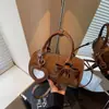 Bolsa de Mão de Moda Transfronteiriça com Laço Design Cilíndrico para Mulheres, Novo Estilo Verão 2026, Pingente de Espelho Personalizado, Bolsa de Ombro Único Transversal