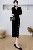Versão de Comércio Exterior de Vestido de Tricô para Mulheres no Outono, Efeito Emagrecedor na Cintura, Decote V, Comprimento Médio, Cor Sólida, Saia Justa ao Corpo com Mangas Longas e Cintura Alta
