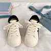 Tênis brancos forrados com fleece para o inverno para mulheres, sapatos casuais quentes forrados com algodão, novo estilo 2026, sapatos atléticos de algodão versáteis e modernos com sola plana