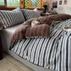 Conjunto de Quatro Peças Listrado com Botões Estilo Muji Grau para Dormir Nu Algodão Puro Lençol e Capa de Edredom Ultra Macio para Dormitório de Mãe e Bebê Conjunto de Três ou Quatro Peças